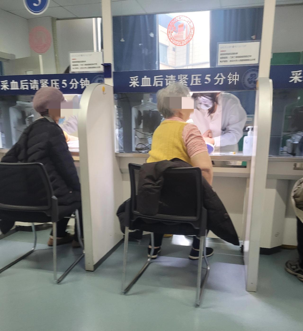 担心是流感可能引起心脏问题，今天陪奶奶去医院做了检查，在家人的强烈要求和怂恿后奶