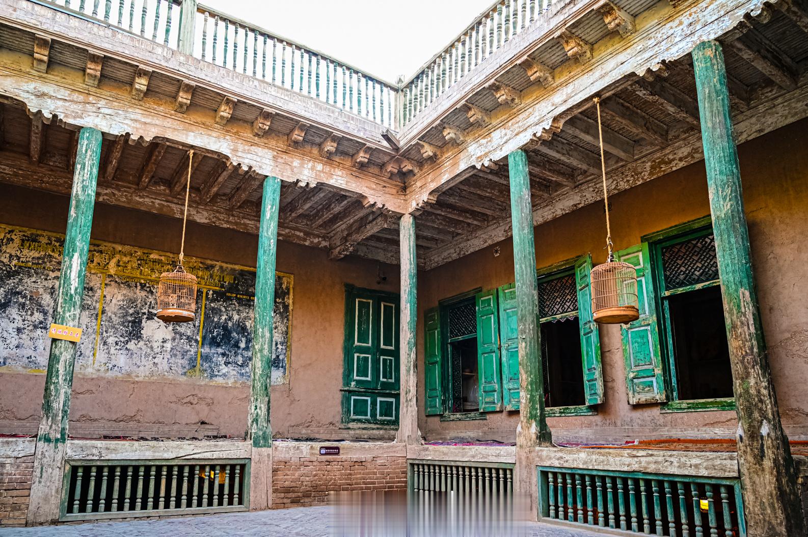 还记得阿凡提智斗巴依老爷的故事吗？巴依老爷的家就在喀什古城，一座有着400年历史