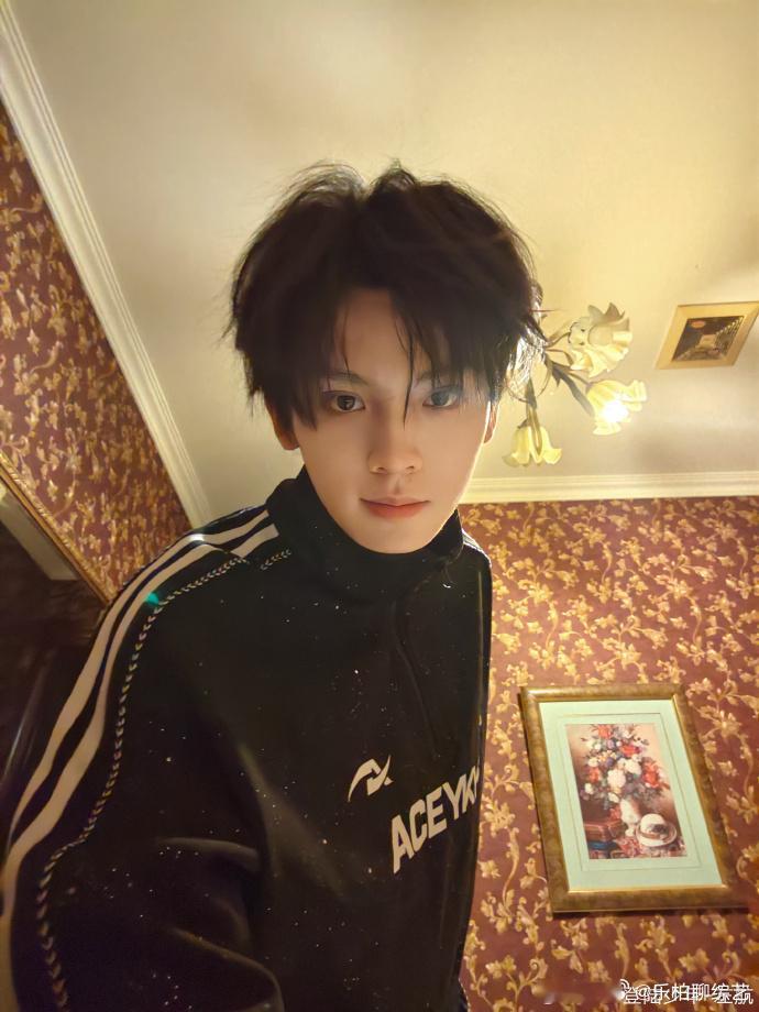 左航带蒜鸟晒太阳，一个包包上面挂两个也太可爱了吧，好想拥有他同款的蒜鸟呀~ 