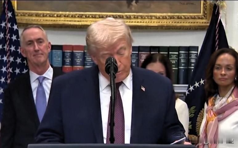 特朗普宣布已与九家大型制药公司达成重大协议，将大幅降低美国关键药品的价格，并承诺