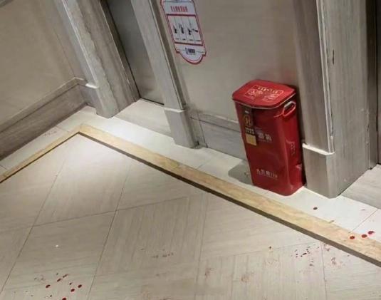 【报警后再遭施暴男生父亲拒绝和解协议】近日，山西运城17岁男生小雷在自家小区电梯