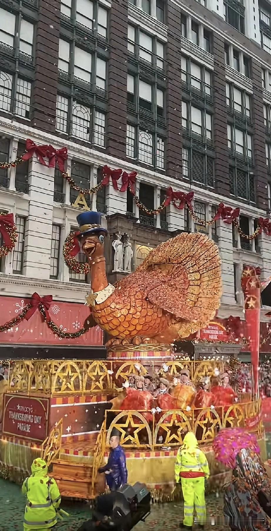 刷到一个视频，老美们感恩节游行，活动似乎很隆重。包括前段时间的万圣节，几乎家家户