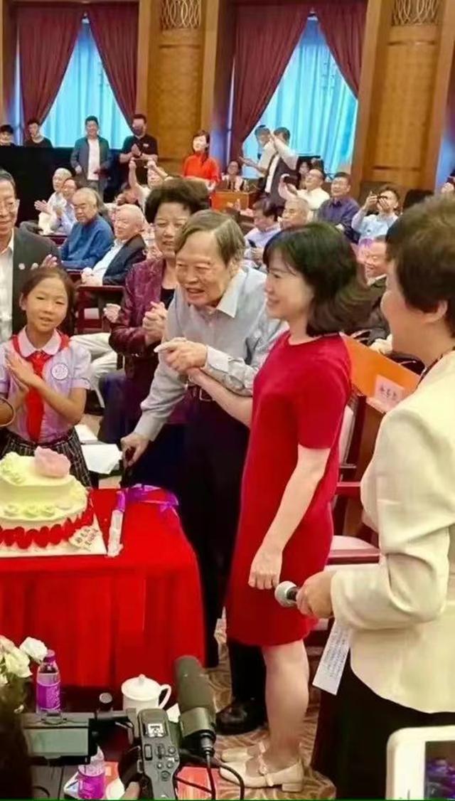 杨振宁一百岁生日，娇妻翁帆身穿红裙，青春靓丽！

不知不觉，杨振宁教授已经有一百