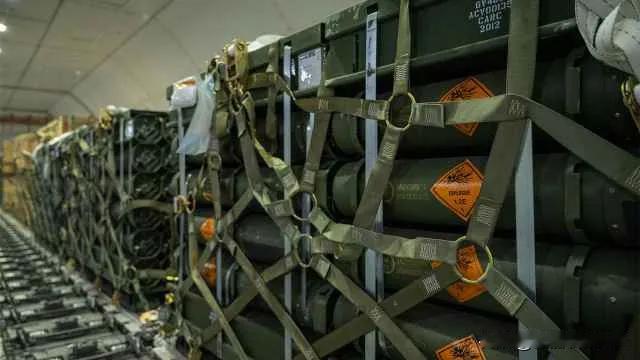 乌克兰2025年创纪录地获了450亿美元军事
援助，同比增长近30%。
2025