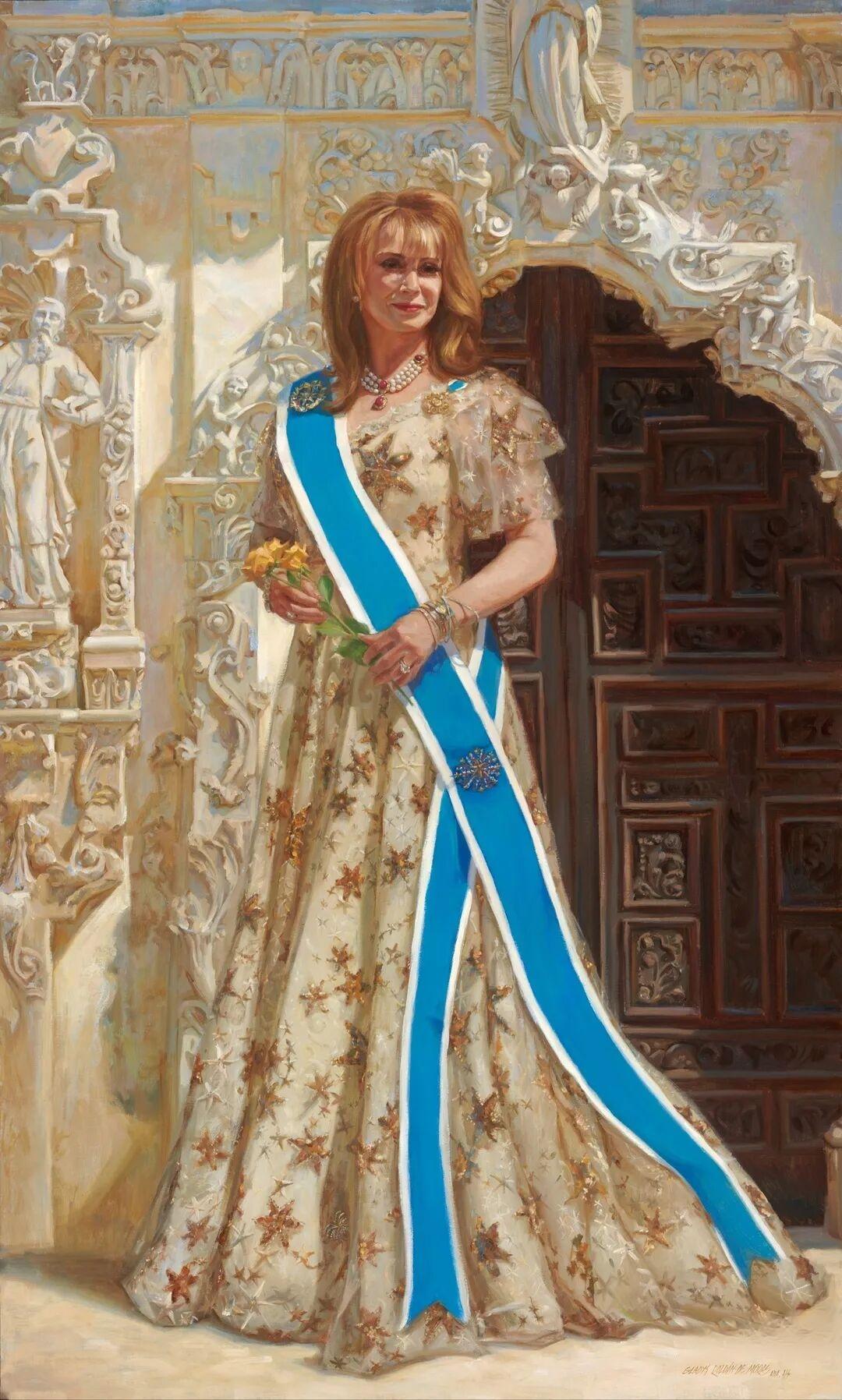 华丽礼服与古典建筑相映成趣，尽显优雅与尊贵。