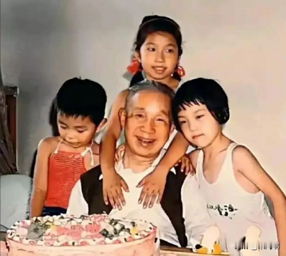 1983年粟裕大将76岁生日时，和两个孙女还有外孙其乐融融的一张合影。环抱着裕将