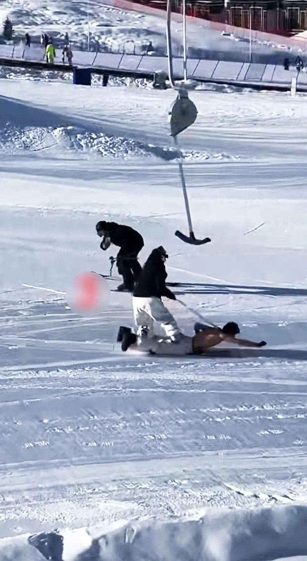女子用绳牵引上身赤裸男子滑雪，雪场回应：存在极大安全隐患，会及时劝阻
1月5日，