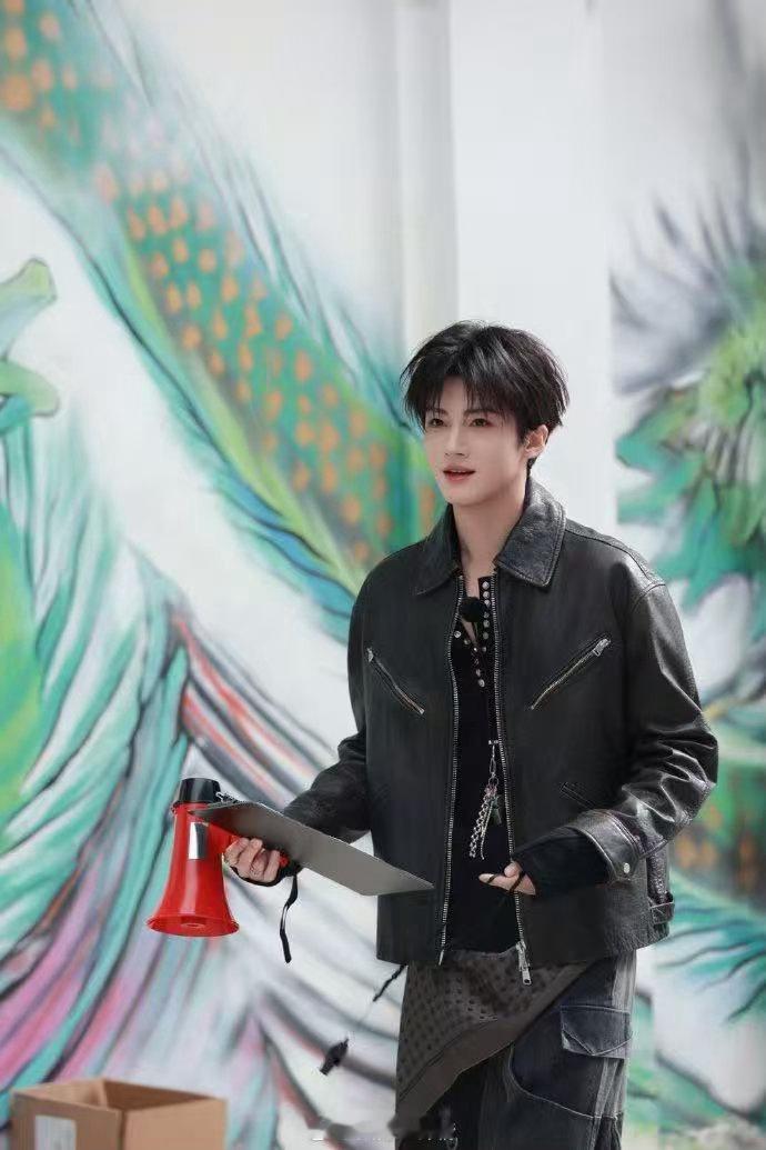 偶遇闫桉晨练早起的鸟儿有虫吃，早起的路人就这样措不及防偶遇到明星录综艺。谁懂，迎