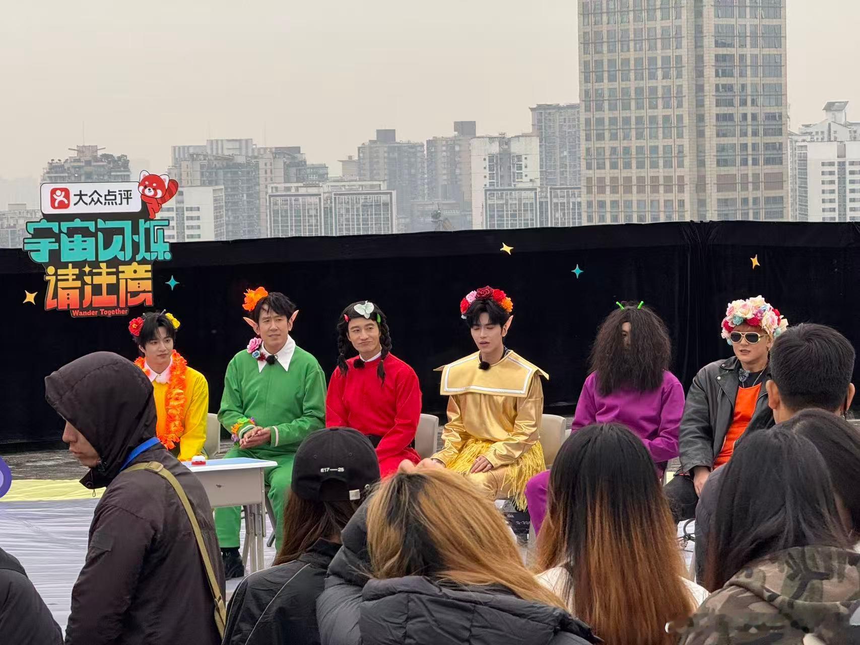 这张图太炸裂了，刘耀文cos葫芦娃，谁能在图中找到王鹤棣？？刘耀文cos葫芦娃谁