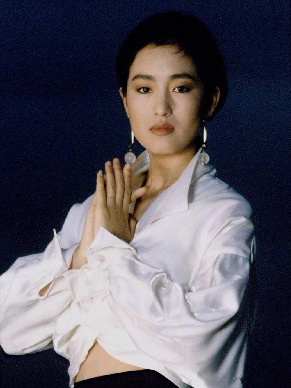 巩俐 一件白衬衫，串联33年戛纳时光。从1993年《霸王别姬》封神时刻，到202