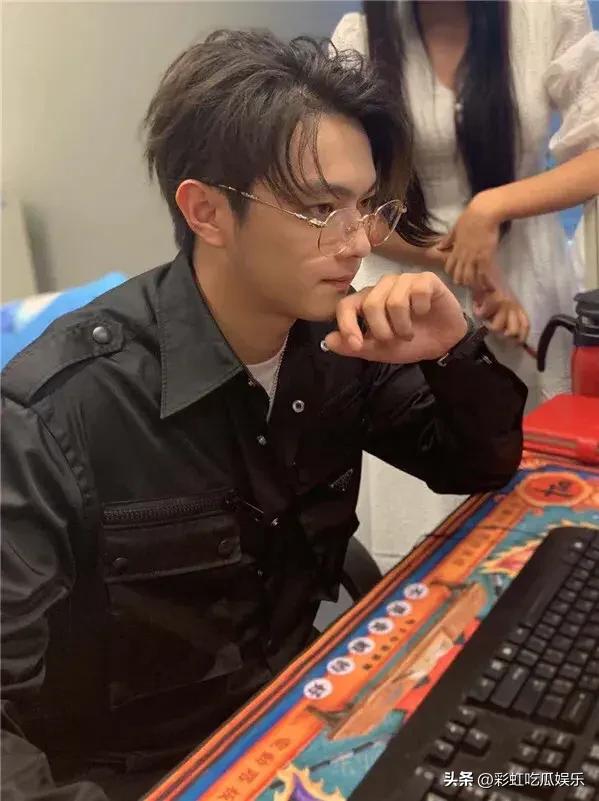 许凯被曝聚众赌博，他烟酒不离手，一会儿家暴一会儿出轨赌博，这种人别说当明星了，还