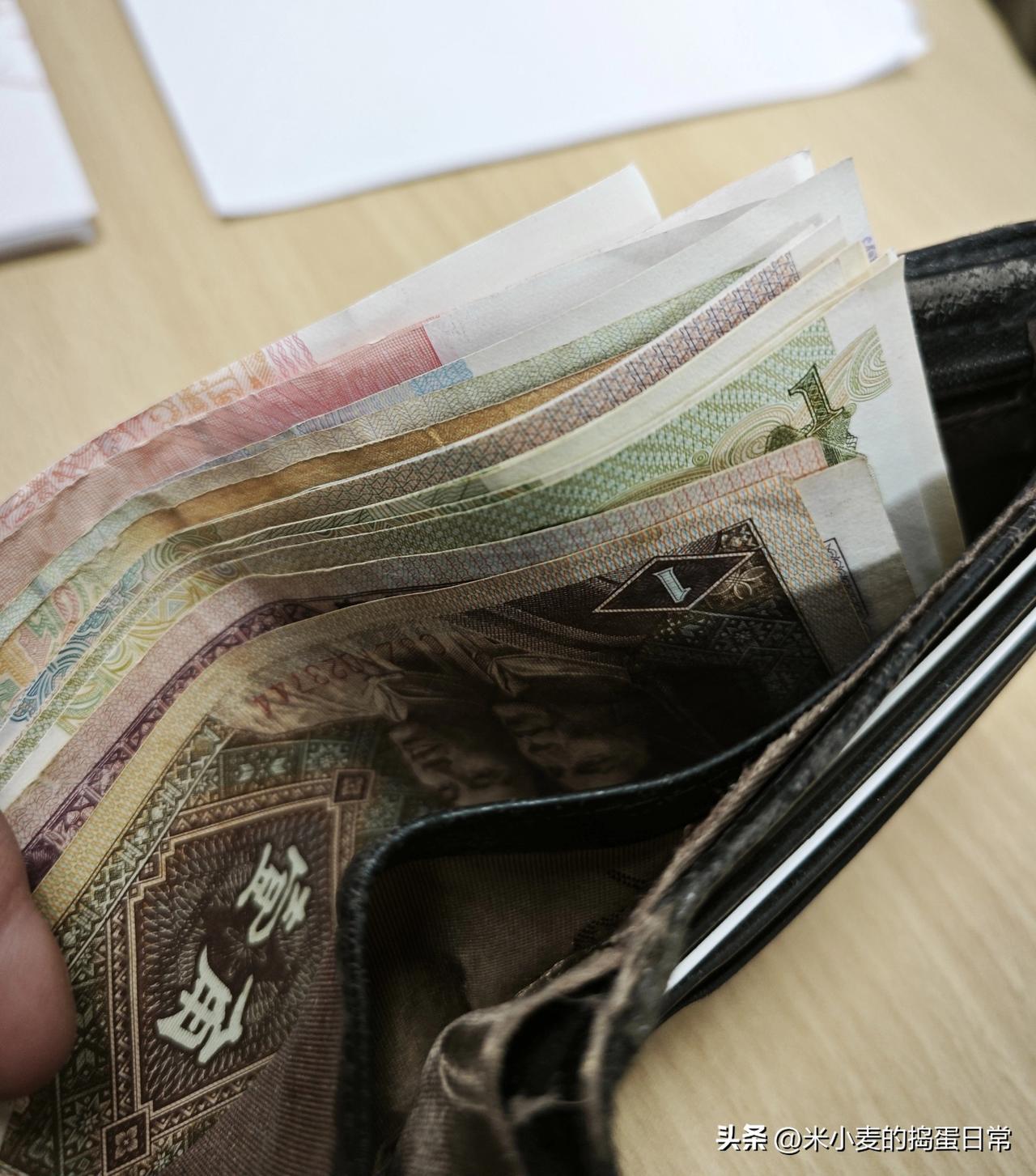 2026年了，我还在用钱包装着一毛、五毛的现金
 
今天在公司买水，掏出钱包付款