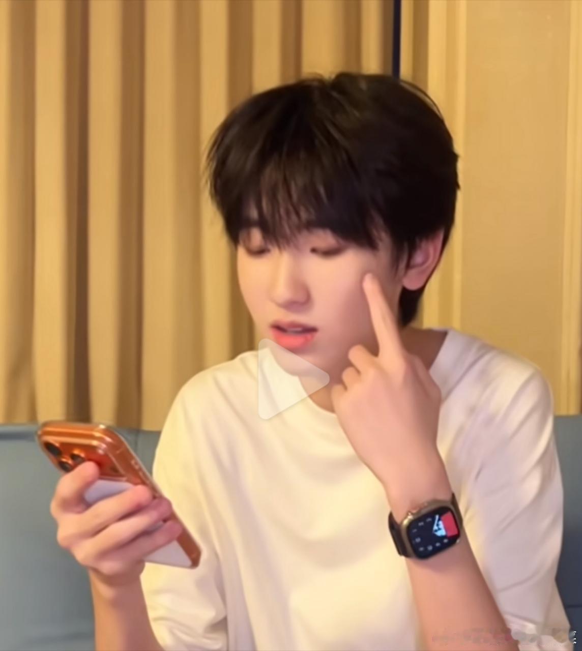 tg杨博文手里拿着左奇函手机 