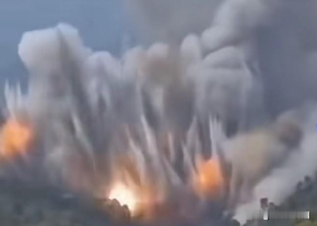 隔壁两个邻居打架，
这强度不比俄乌战场惨烈多了，
更可怕的是……
现在两家都属于