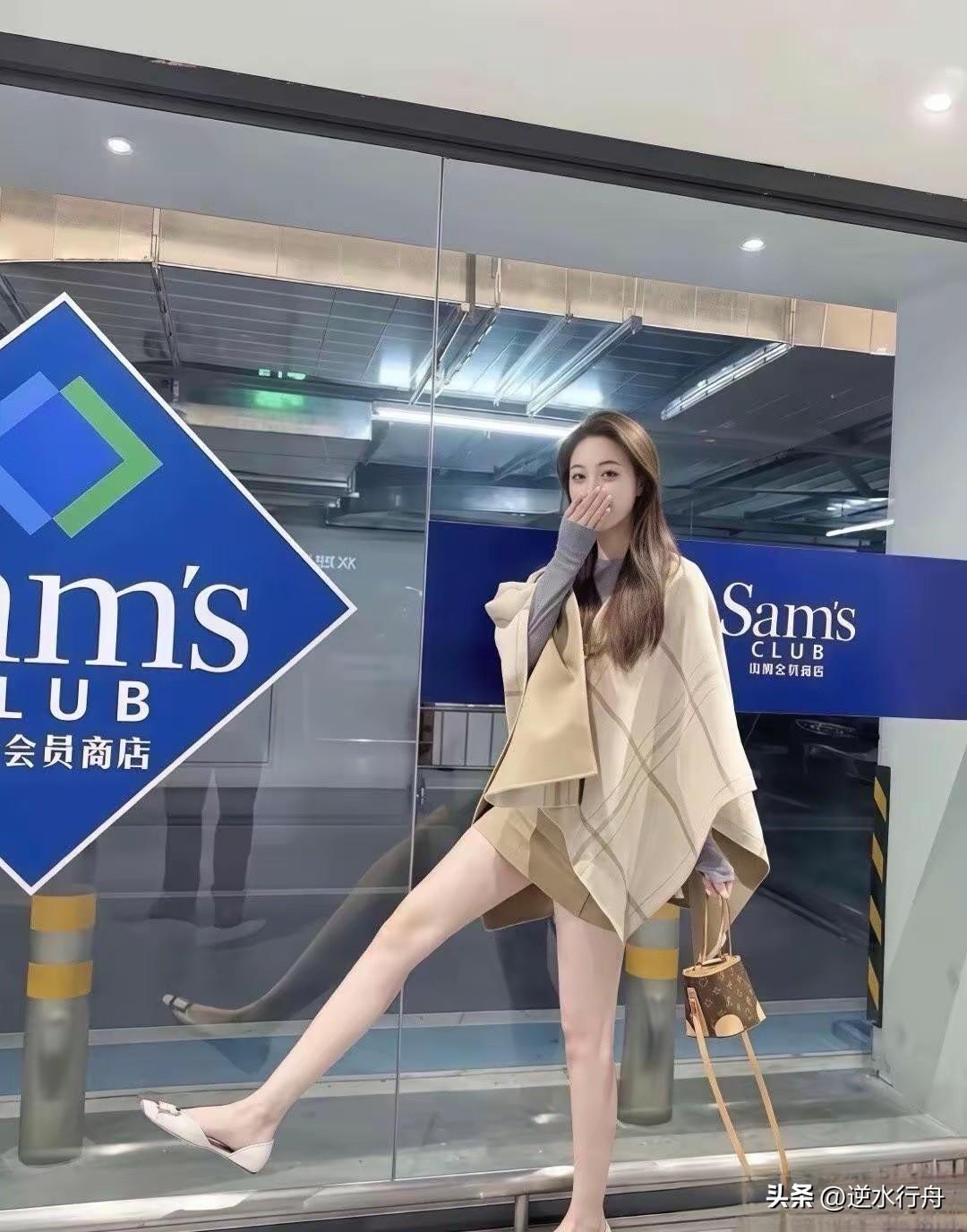 大学同学嫁了有钱的老男人天天逛街消费太幸福了。这个女同学身高腿长长得也好，大学时