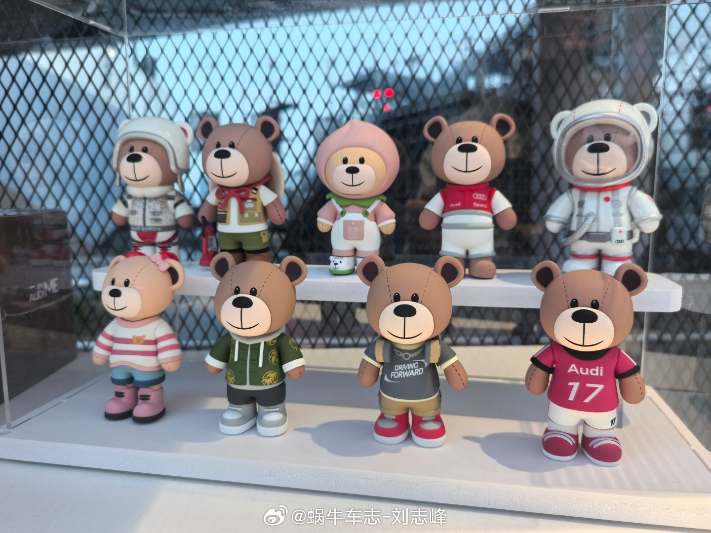 奥迪200，车况不算太精神～但确实很少见～在一众新车中显得太特别了～一汽奥迪即将