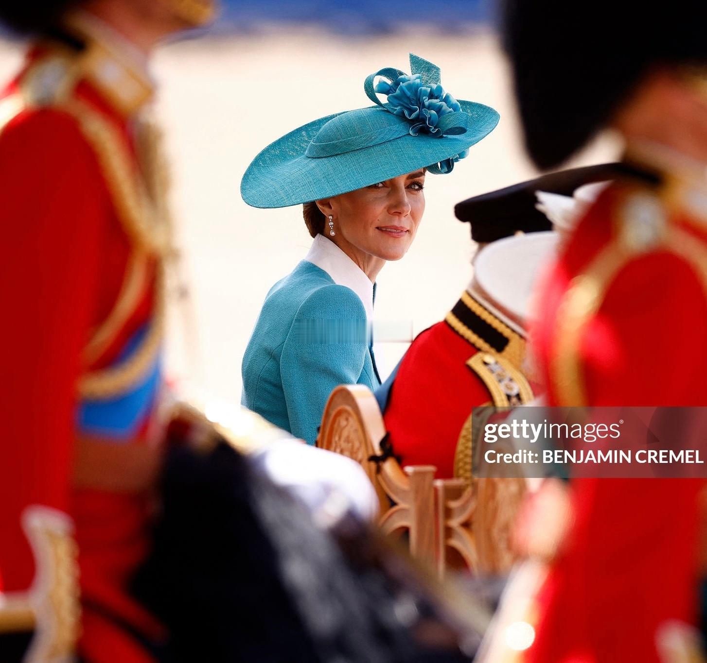 今年的国王生日皇家阅兵👇凯特的水蓝色长裙来自Catherine Walker，