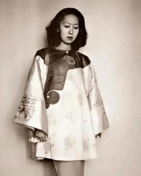 1952年7月，张爱玲咽下最后一口龙井茶，旗袍口袋里藏着姑姑给的宋版书，书页里夹