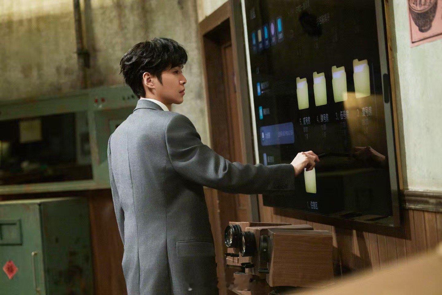 张若昀把王安宇逗掉凳了大侦探王安宇一本正经抛梗，张若昀随手一接直接封神。“村民”