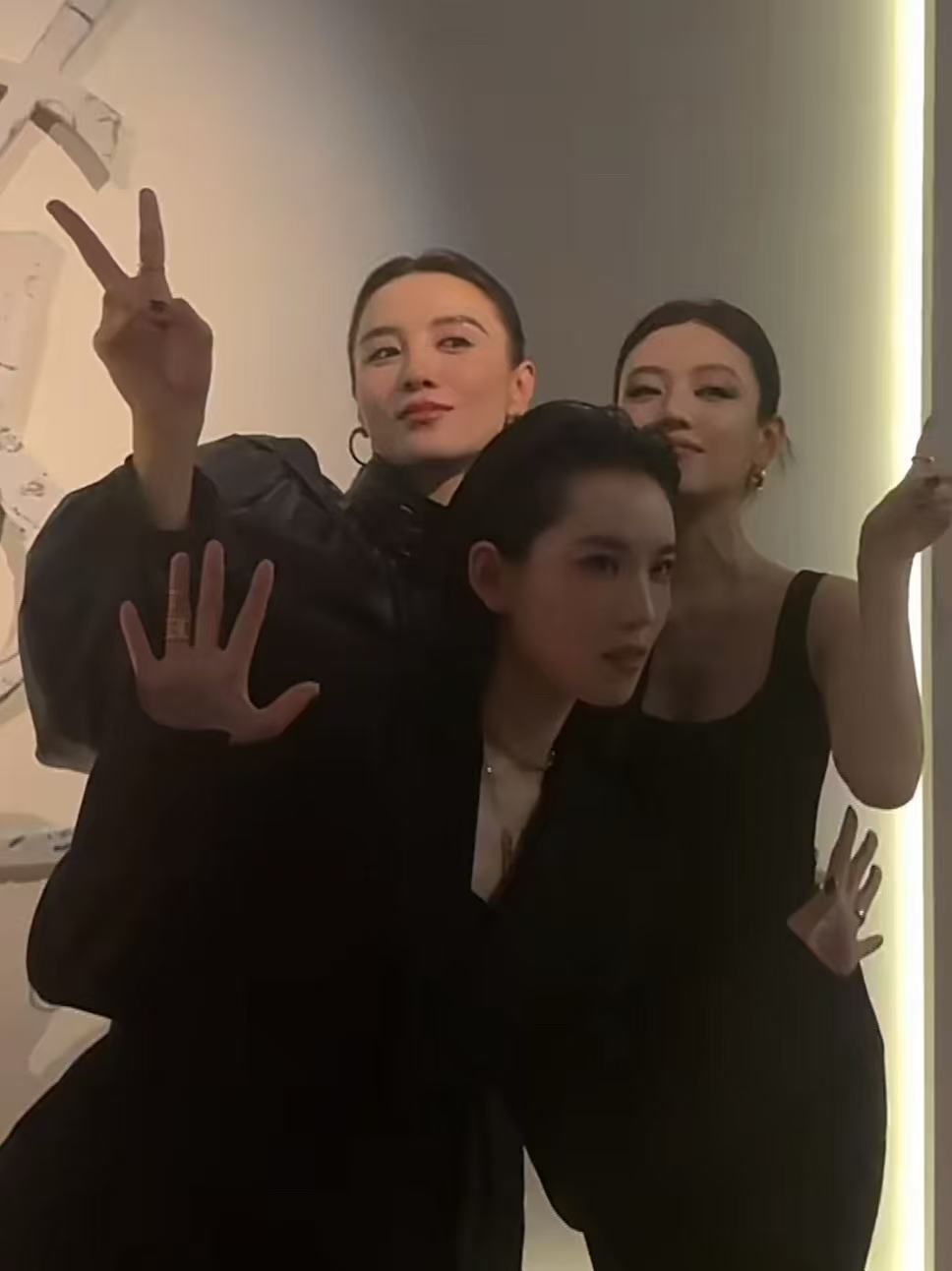 宋佳陆柯燃何瑞贤合照宋佳陆柯燃何瑞贤同框合照 妈妈好美 