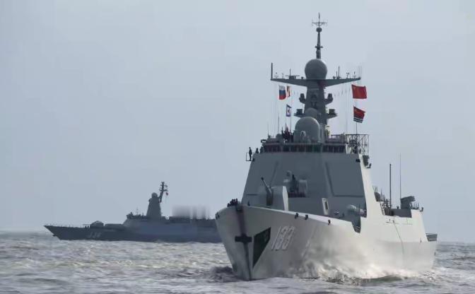 阵仗是不是太大了！国外博主曝光中国在南海集中庞大的双航母战斗群

最近一段时间，