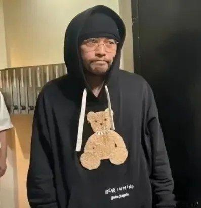 周杰伦 强直性脊柱炎啊……你告诉我这是最近的周杰伦？[傻眼][傻眼][傻眼] ​
