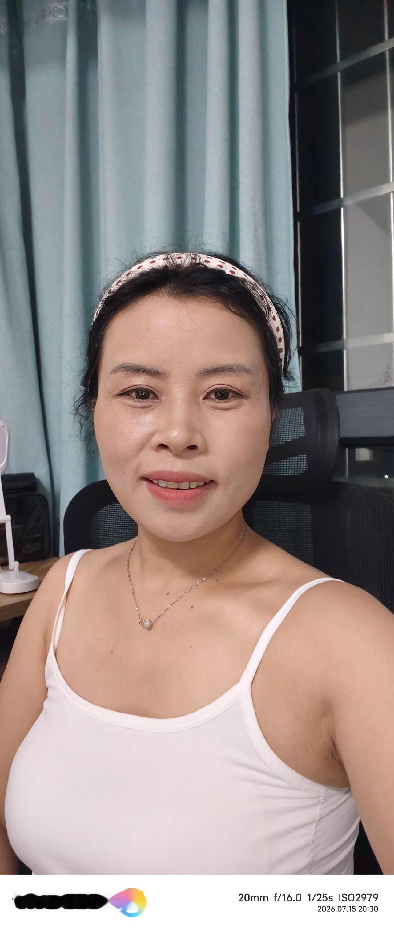 今天画的这个是用粉底液。没有美颜滤镜。近距离给你们看。前天画那个是素颜霜化。素颜