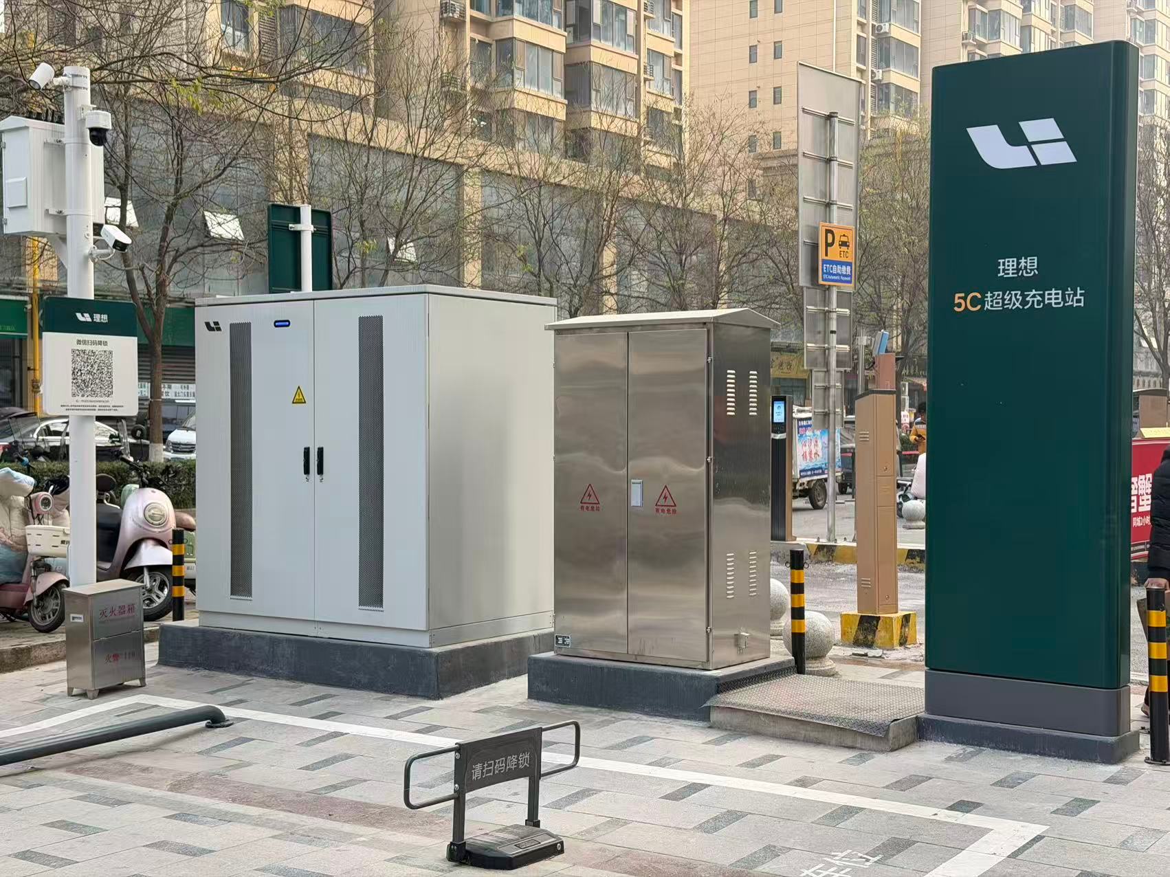 小区里的理想汽车还挺多，现在小区门口就是一排理想5C超充，十几分钟轻轻松松完成补