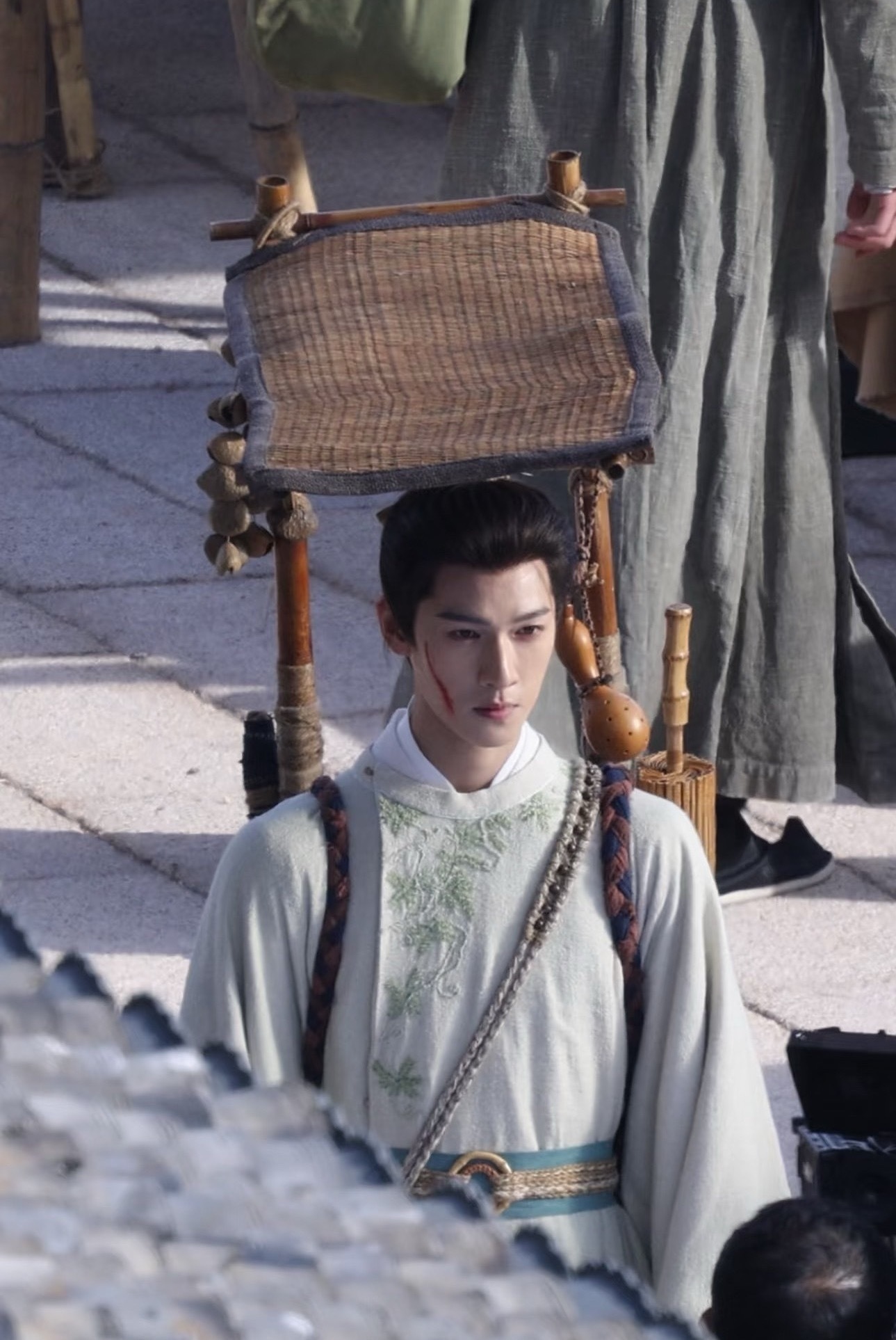 怎么感觉他变帅了，这光影都能扛住，有宁采臣那味 