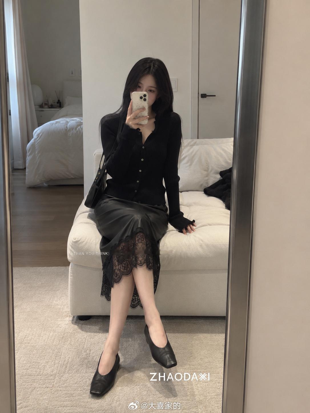 掐腰感很强的一件小衫但是穿起来很对味！！贼有女人味儿[春游家族][春游家族]所以