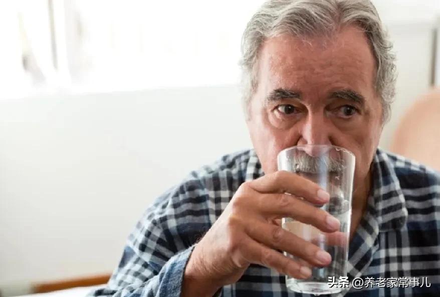 老人夜里总起夜，别一上来就怪“肾虚”，很多人都误会了
 
人一上岁数，想睡个整觉