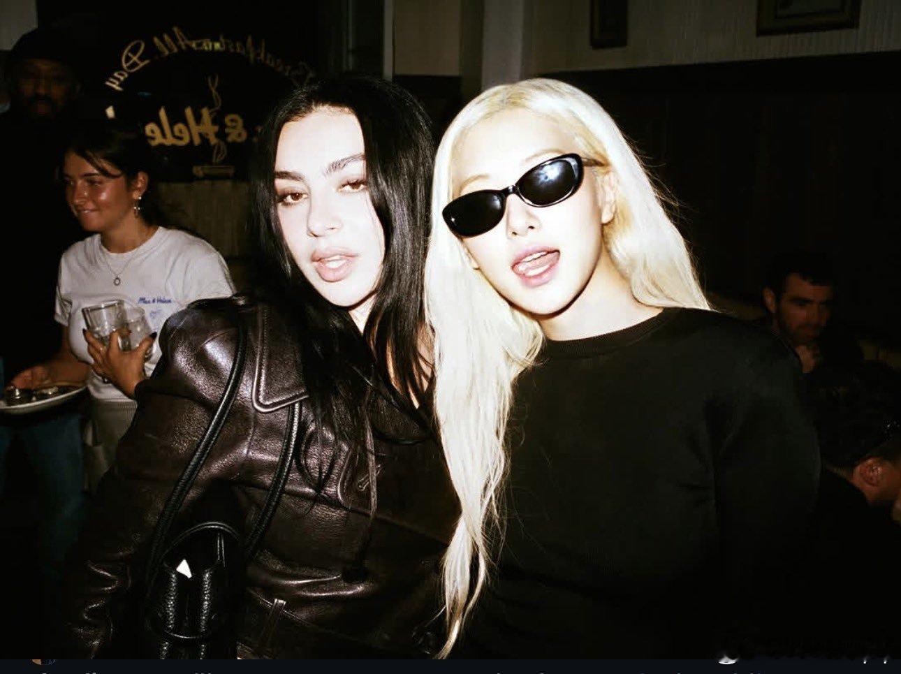 Rosé & Charli XCX最新合影Rosé还拿着洗茶最新《滚石》杂志