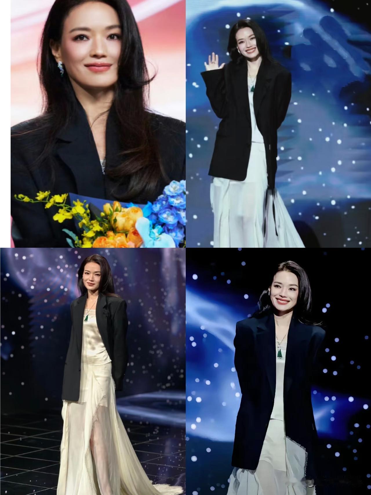 舒琪在微博之夜的惊艳
亮相真的是让人眼前一亮，
她已经49岁了，但是她看上去依然