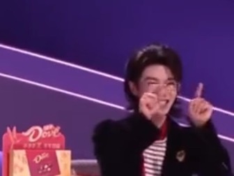 华晨宇就这样小指头戳戳 华晨宇评审分享完自己的建议后何老师口误下面是花花老师的决