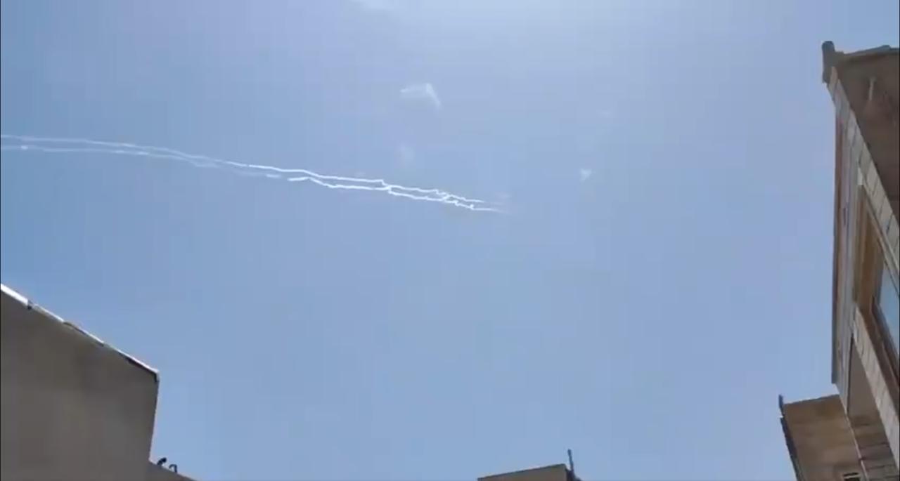 约旦拉响空袭警报，据报道，伊朗向该国发射了数量不明的中程弹道导弹，这可能是对美国