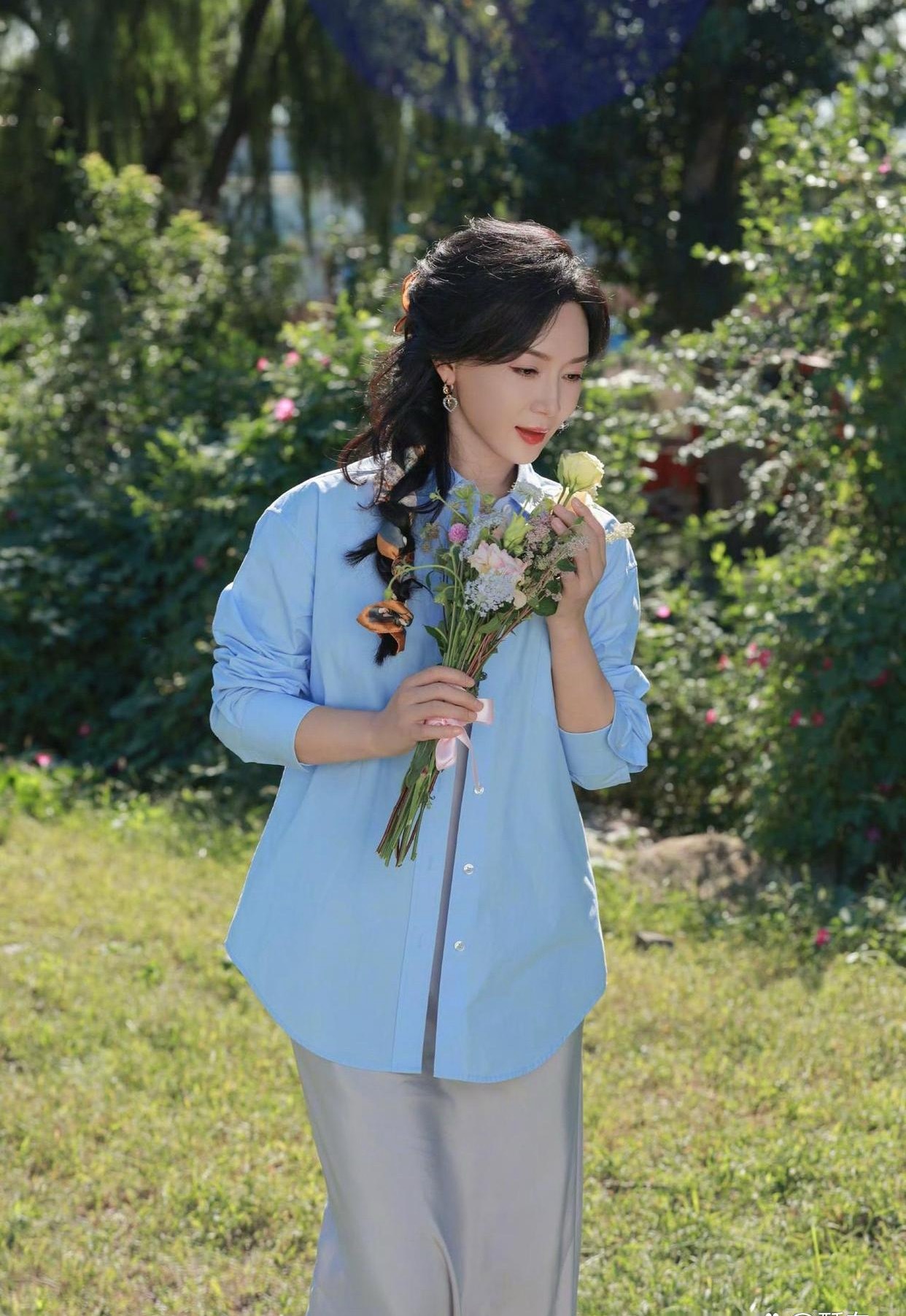 陈数老师这状态也太治愈了吧！捧花浅笑的模样，整个人都在发光～在浮躁的娱乐圈里，她