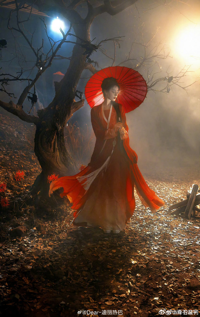 迪丽热巴蛊系美人迪丽热巴贺思慕蛊商极高迪丽热巴把贺思慕的蛊系魅力演到极致了！没有