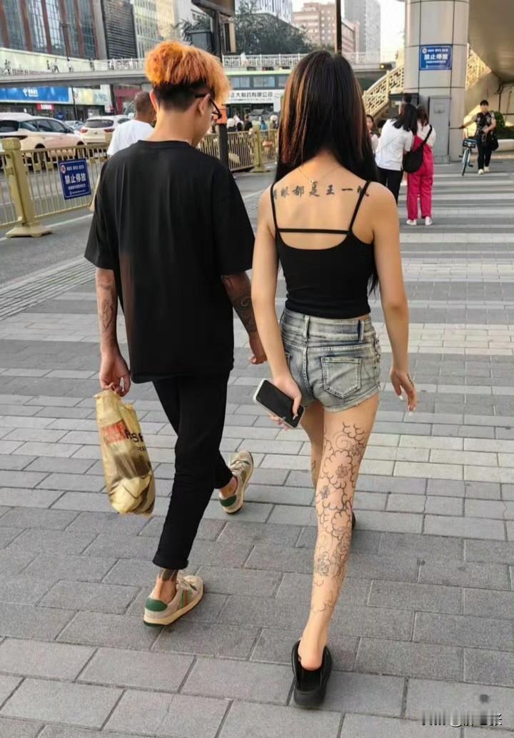 真不明白现在的小姑娘都是怎么想的！

下图中的小情侣感情一定很好，女孩肯定满眼都