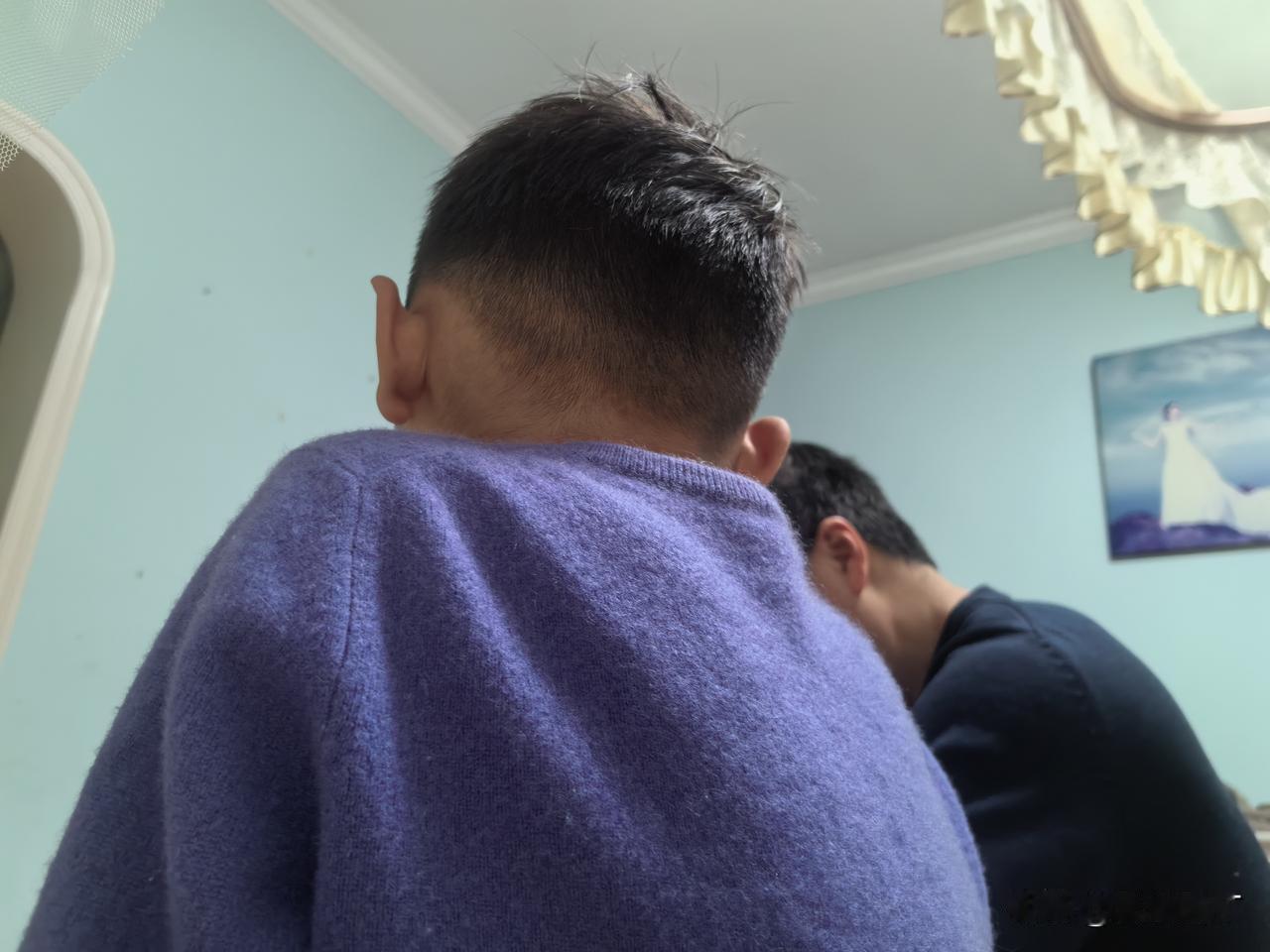 小宝一回来就念叨着：“妈妈，人之初，性本善，不写作业是好汉。老爸打我怎么办，拿起