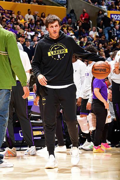 2026年NBA季后赛西部首轮湖人vs火箭的G3激战正酣，首节八村塁6投全中狂砍