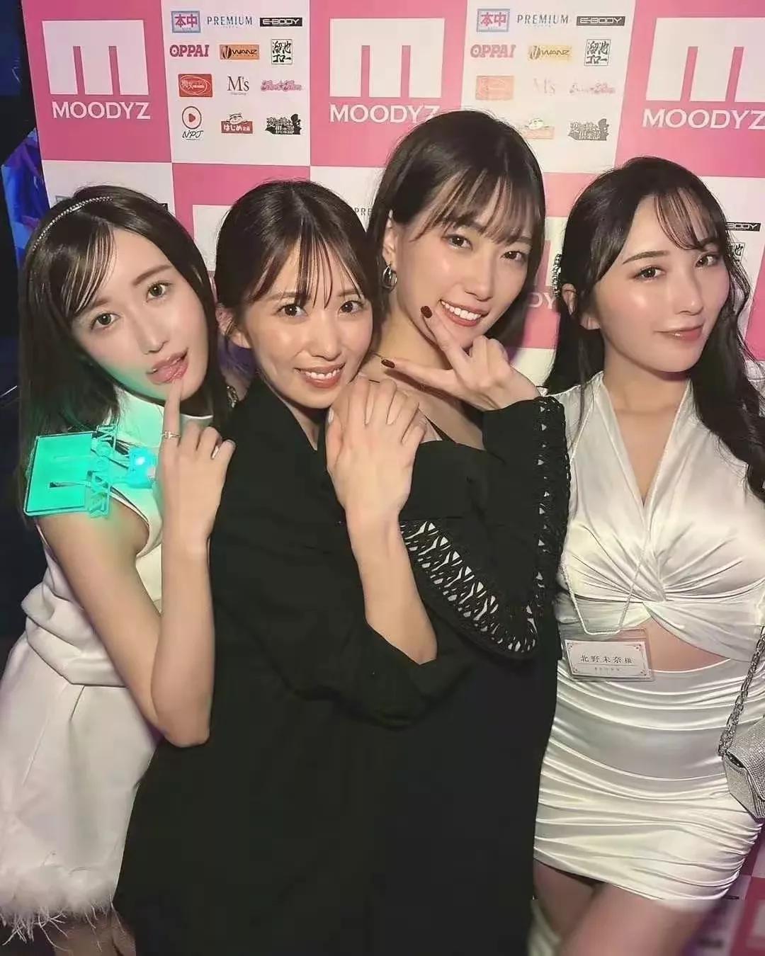 日本影坛某特殊片种的女演员们，往往并不具有相貌上的优势，凭借的就是一个豁的出去。