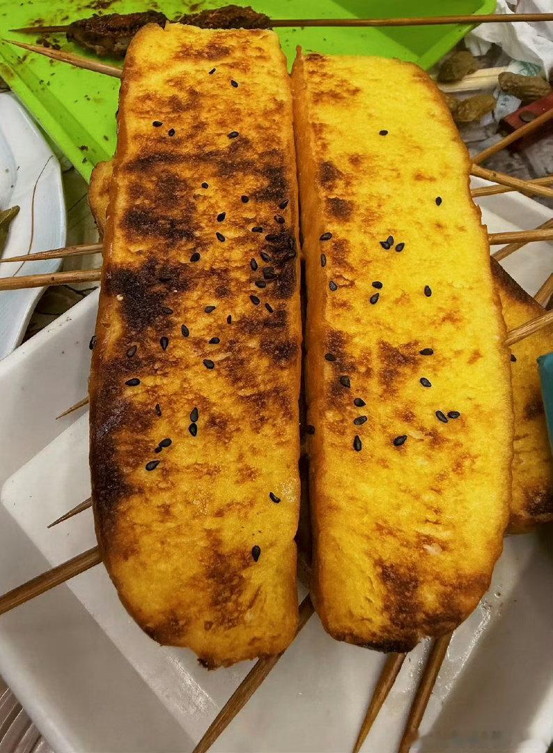 今早给我崽复刻烧烤店的蜂蜜烤面包，除了没撒黑芝麻，味道相差无几✌️ 