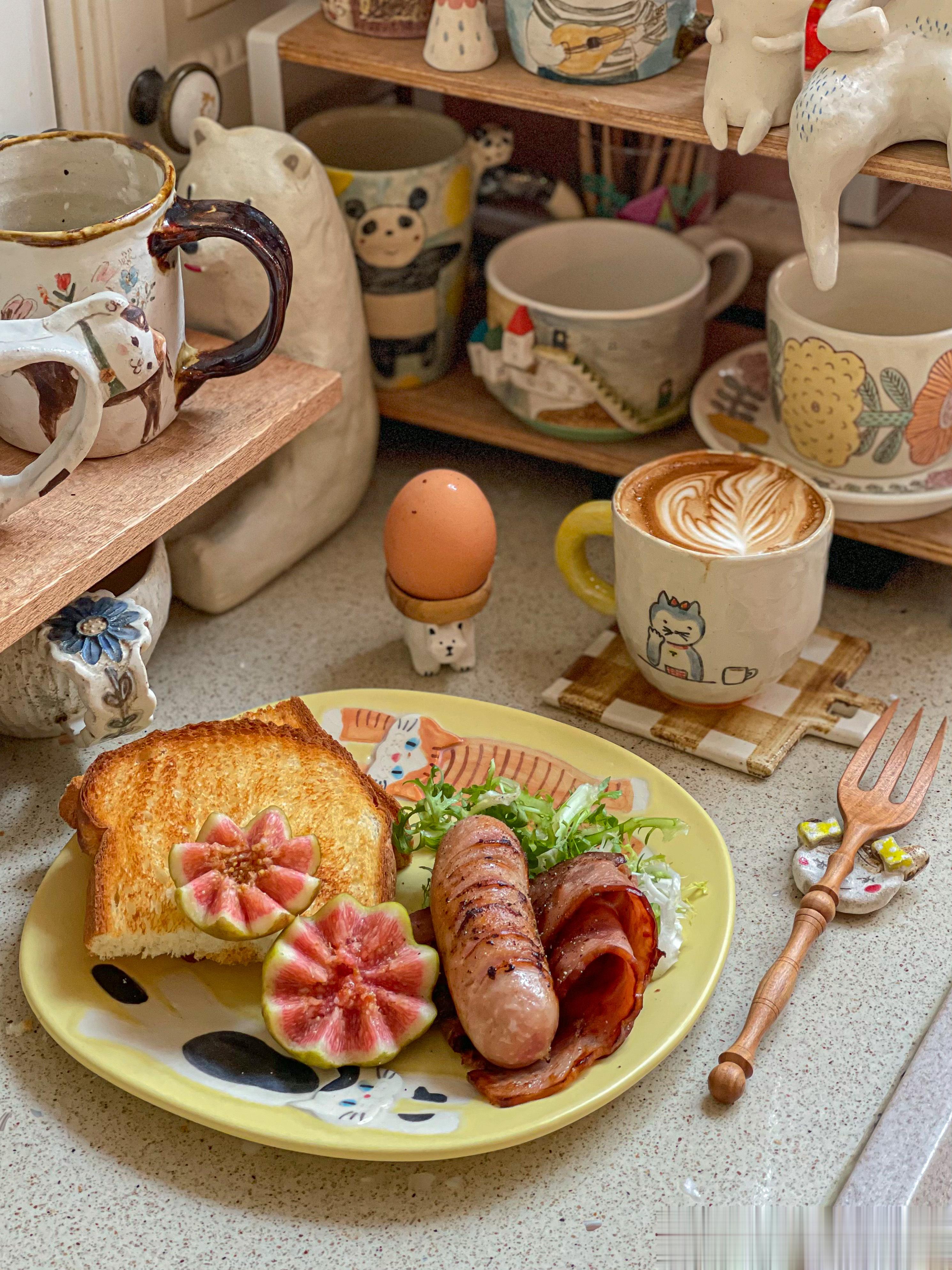 周三早餐：蜂蜜吐司+煎肠+煎培根+无花果+拿铁[微风][微风]又是元气满满的一天
