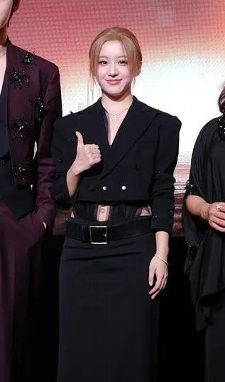 包上恩好不适合浅发色，辨识度一下子都没了 