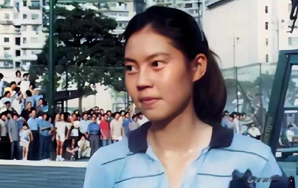 1982年，她在比赛期间背叛了祖国，以“政治避难”为由投向了美国的怀抱，令中国队