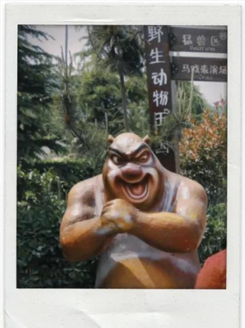 他把手机屏幕朝下，扣在桌子上，我瞄了一眼，是新款的苹果手机，银色的，挺闪。一开始