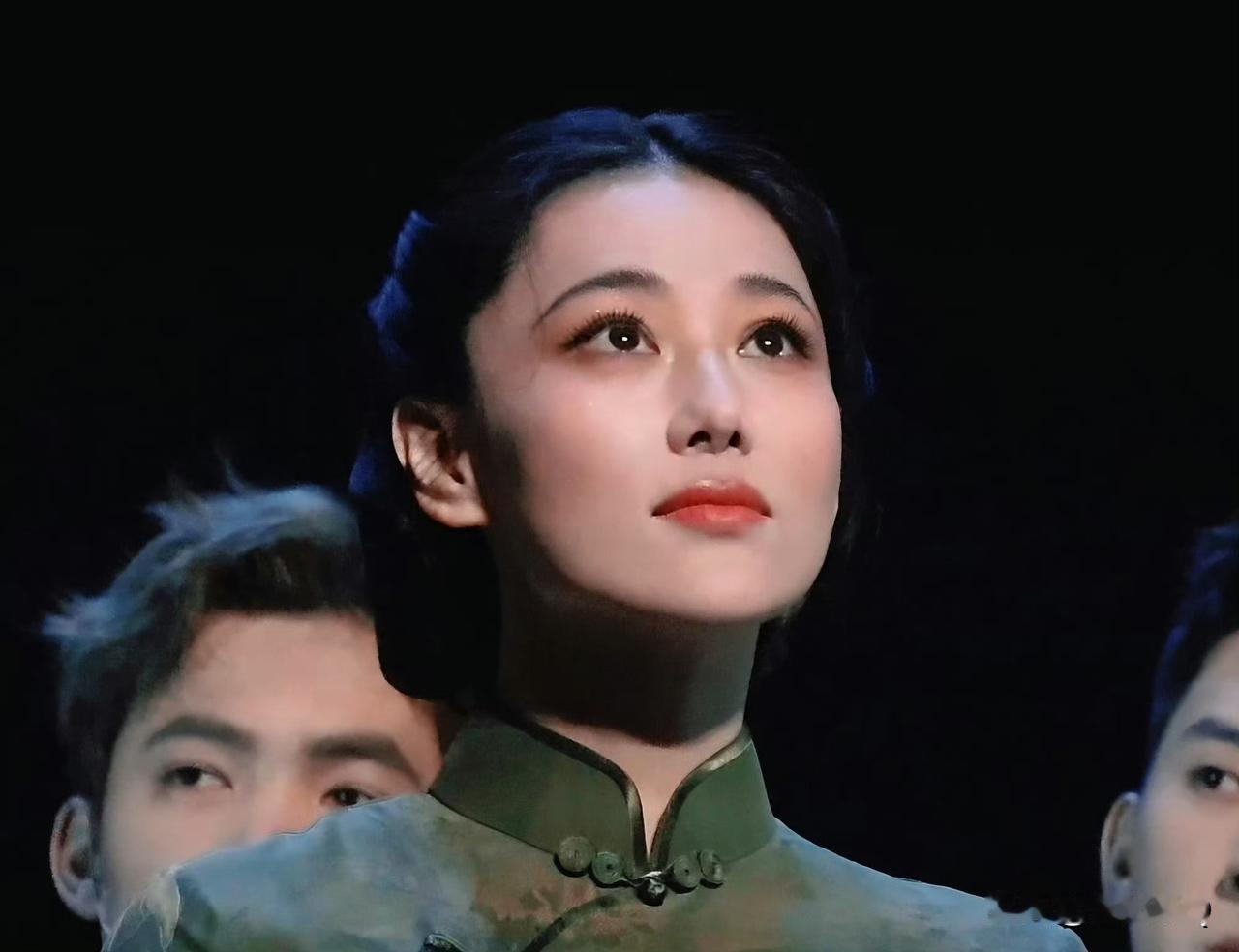 张馨予回老家苏州首演话剧，这张脸真是美得无可挑剔，江南女子穿旗袍，那股子韵味拿捏