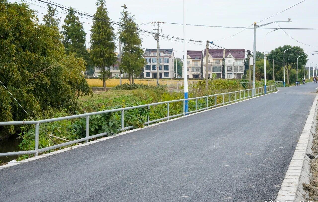 【金山这些道路“焕新”】近日，金山区多条道路养护维修工程稳步推进，部分路段已焕然