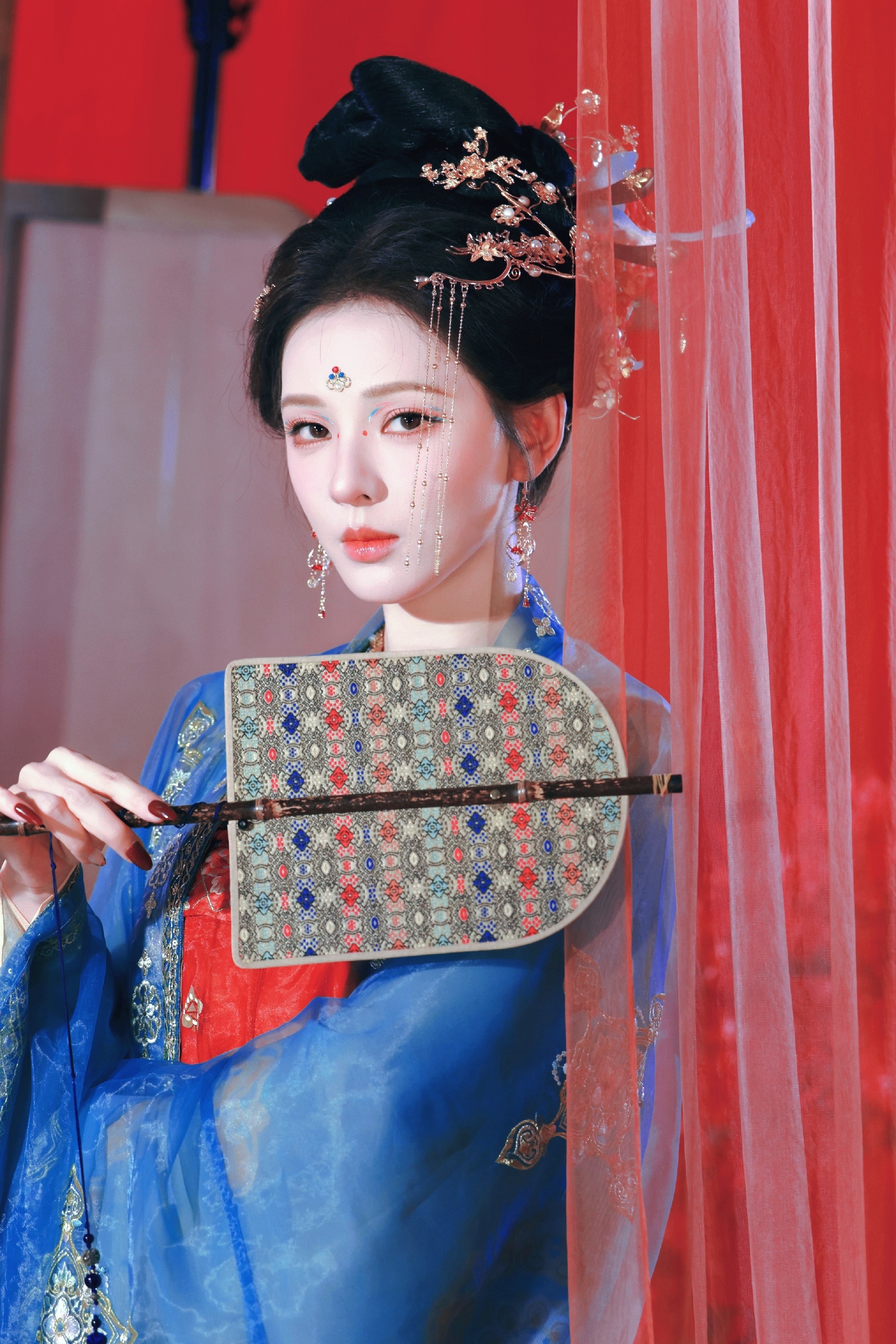 翩跹霓裳，盛唐风华。张予曦古装舞台氛围感拉满，抬臂转身皆是美感。红幔繁花、琵琶在