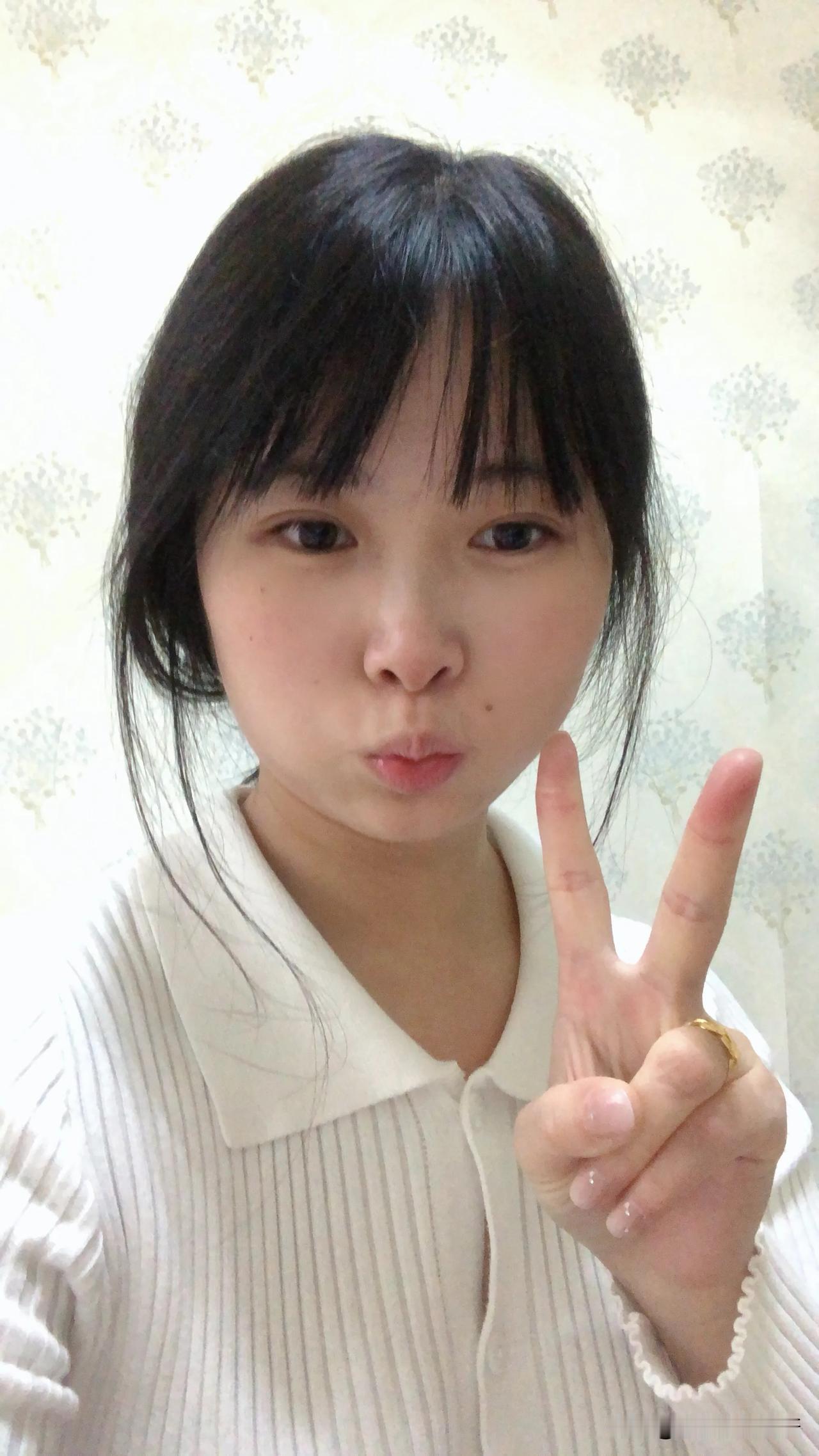 打螺丝打冒烟的夜班终于下班了，昨天买了个戒指奖励自己，虽然好贵呀但是也只开心了一